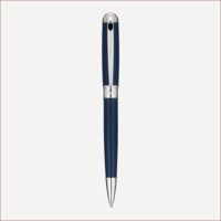 Kugelschreiber in mittlerer Größe mit Guillochierung unter blauem Lack